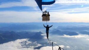 German Slackliners Set World Record Walking Between Hot Air Balloons at 2.5 km Altitude | WATCH