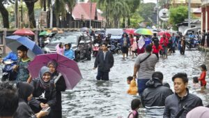 Malaysian PM Freezes Ministers Leave Amid Worst Floods In A Decade