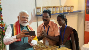 PM Modi’s Heartwarming Selfie With Tribal Artisans on Janajatiya Gaurav Diwas