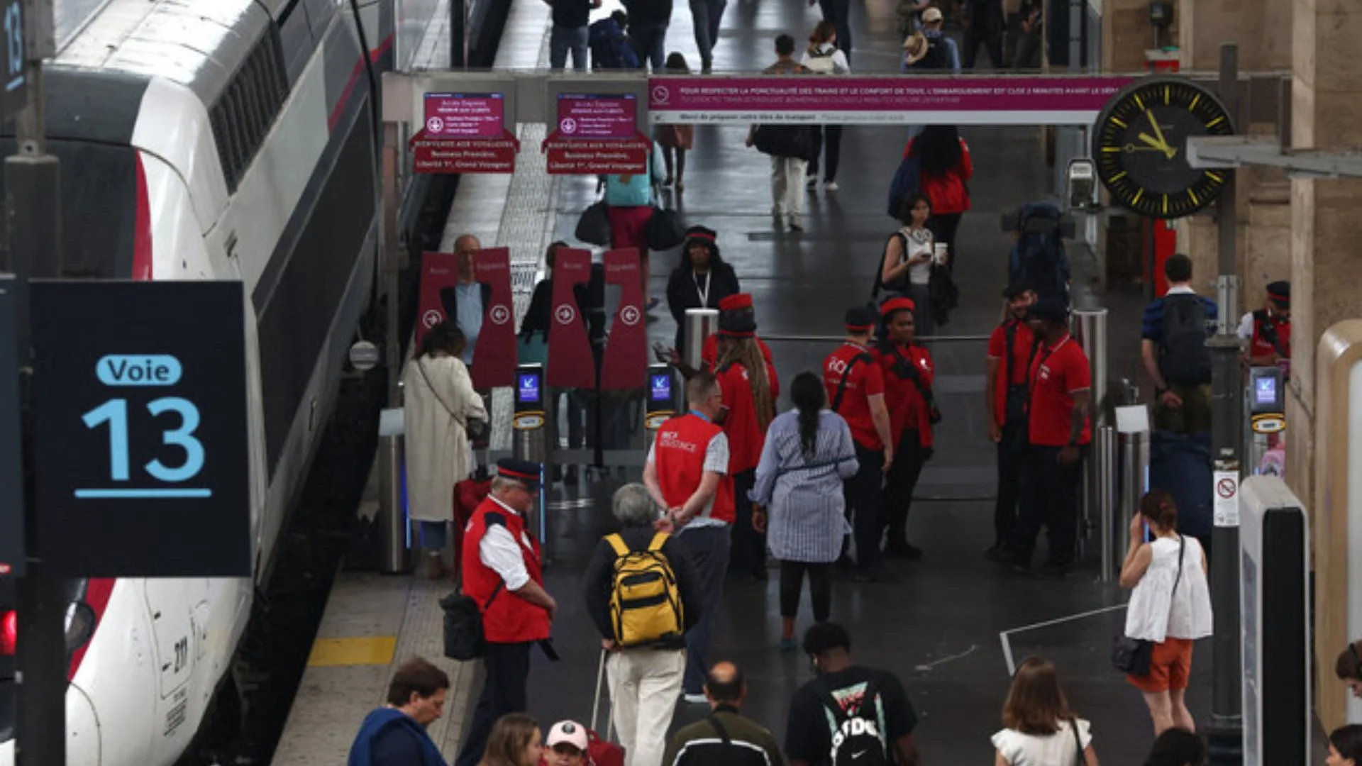 Axe Attack On Paris Suburban Train Leaves Four Injured, Two Seriously