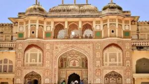 The Mystery Behind The Sheesh Mahal: Built Overnight To Grant The Queen’s Wish