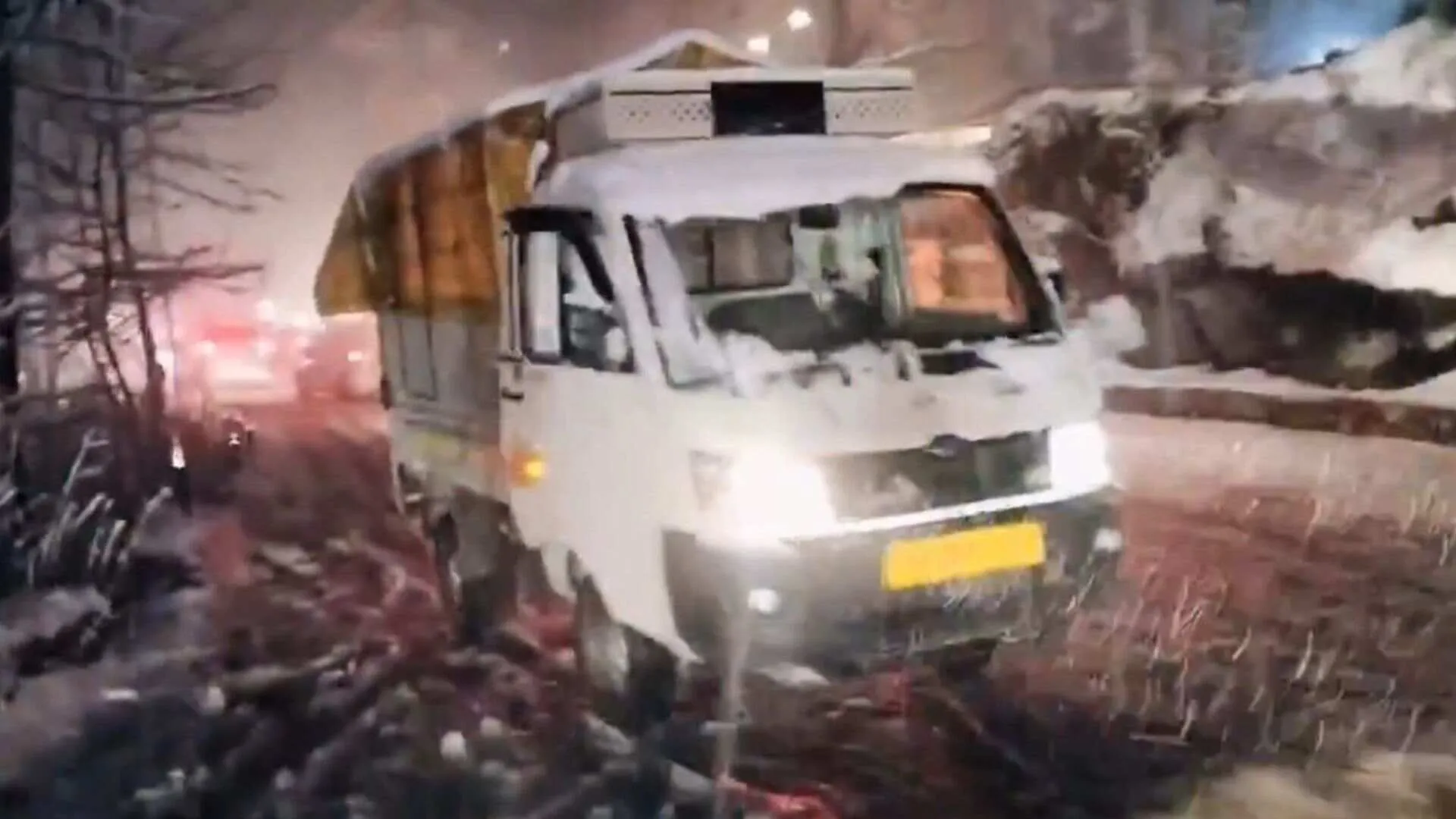 Driver Narrowly Escapes as Truck Skids Into Valley in Manali | WATCH