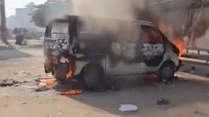 Two Groups Clash In Gurugram, Car Set On Fire| Video