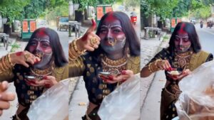 ‘Kali Mata’ Enjoying Pani Puri: Woman Dressed Up As Kali Mata Sparks Mixed Reactions Online | Watch