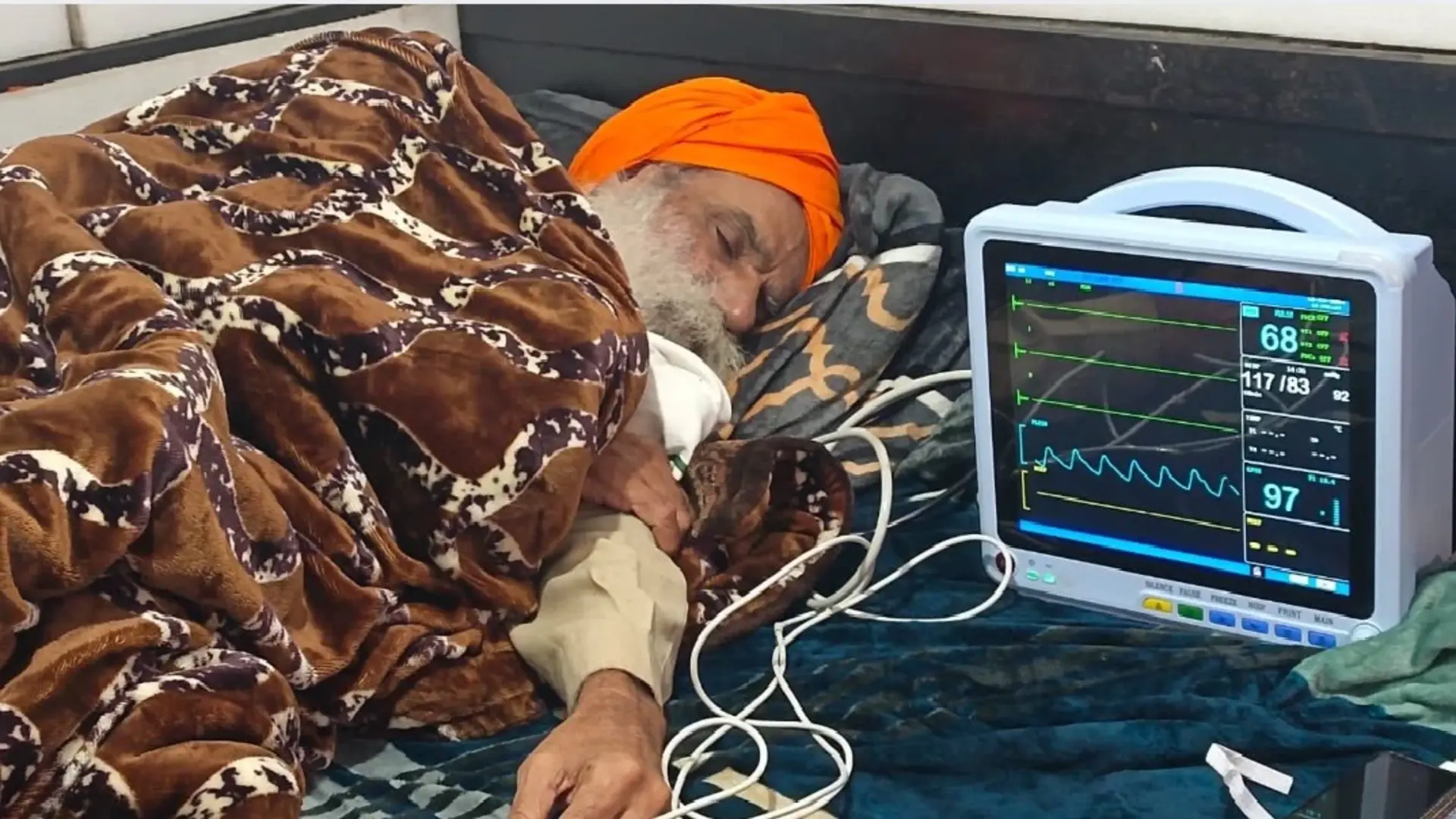 Farmer Leader Jagjit Singh Dallewal’s health worsens while addressing Kisan Mahapanchayat in Khanauri