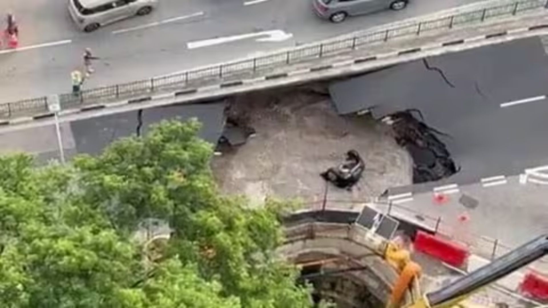 Indian Migrant Rescues Woman from Singapore Sinkhole, Hailed a Hero