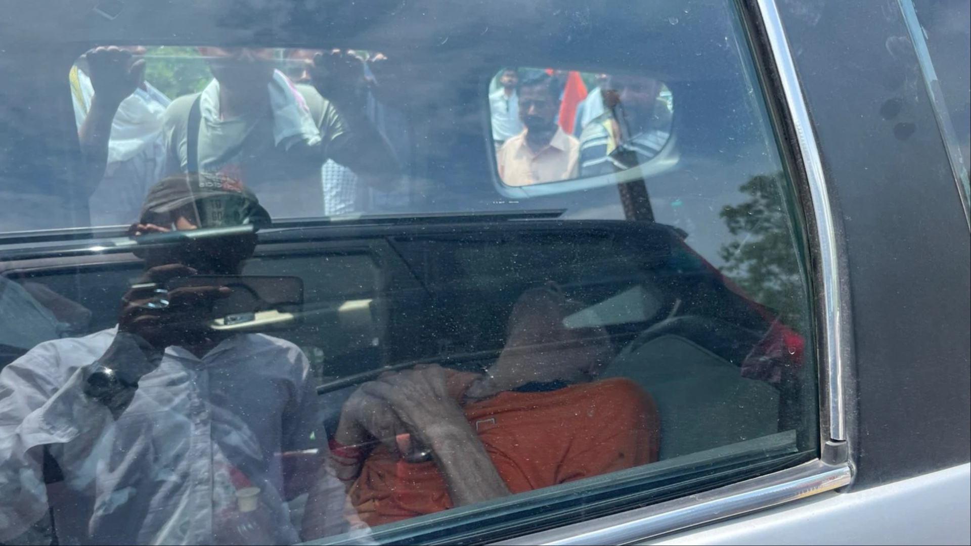 Heartbreaking: 80-Year-Old Left Tied Inside Locked Car as Family Visits Taj Mahal