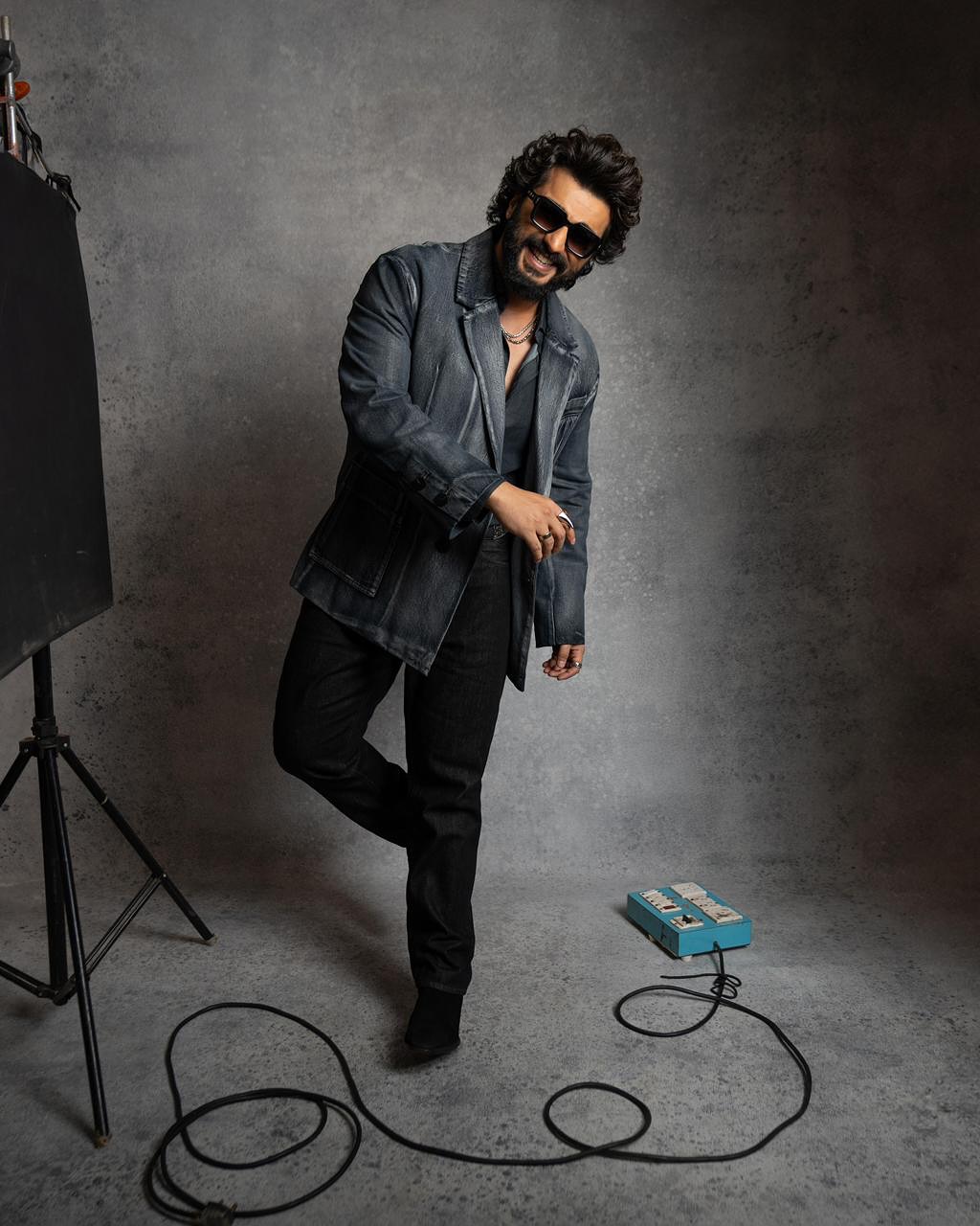 Arjun Kapoor lifting weights - Photo Gallery