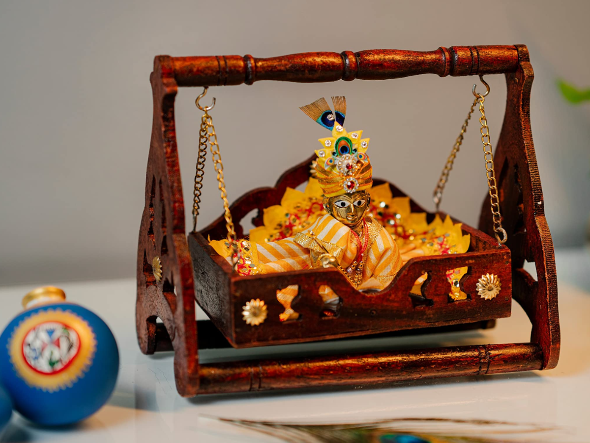 Janmashtami 2025 Know How to Perform Krishna’s Birth Ritual with a Cucumber and Panchamrit Bath with Complete Muhurat Details