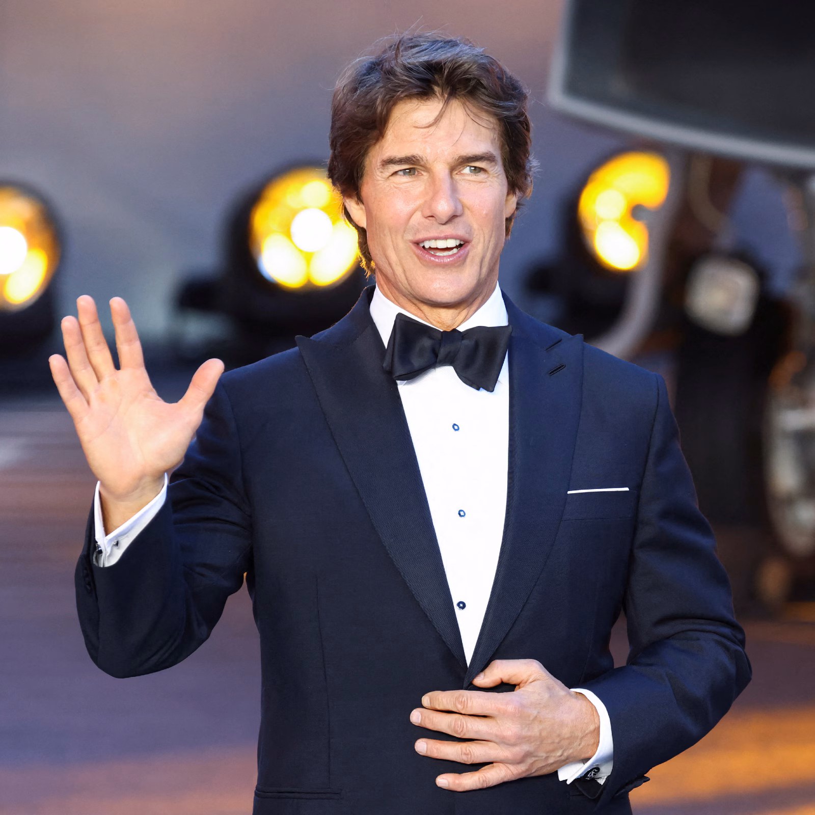 Tom Cruise in action, performing a stunt scene - Photo Gallery