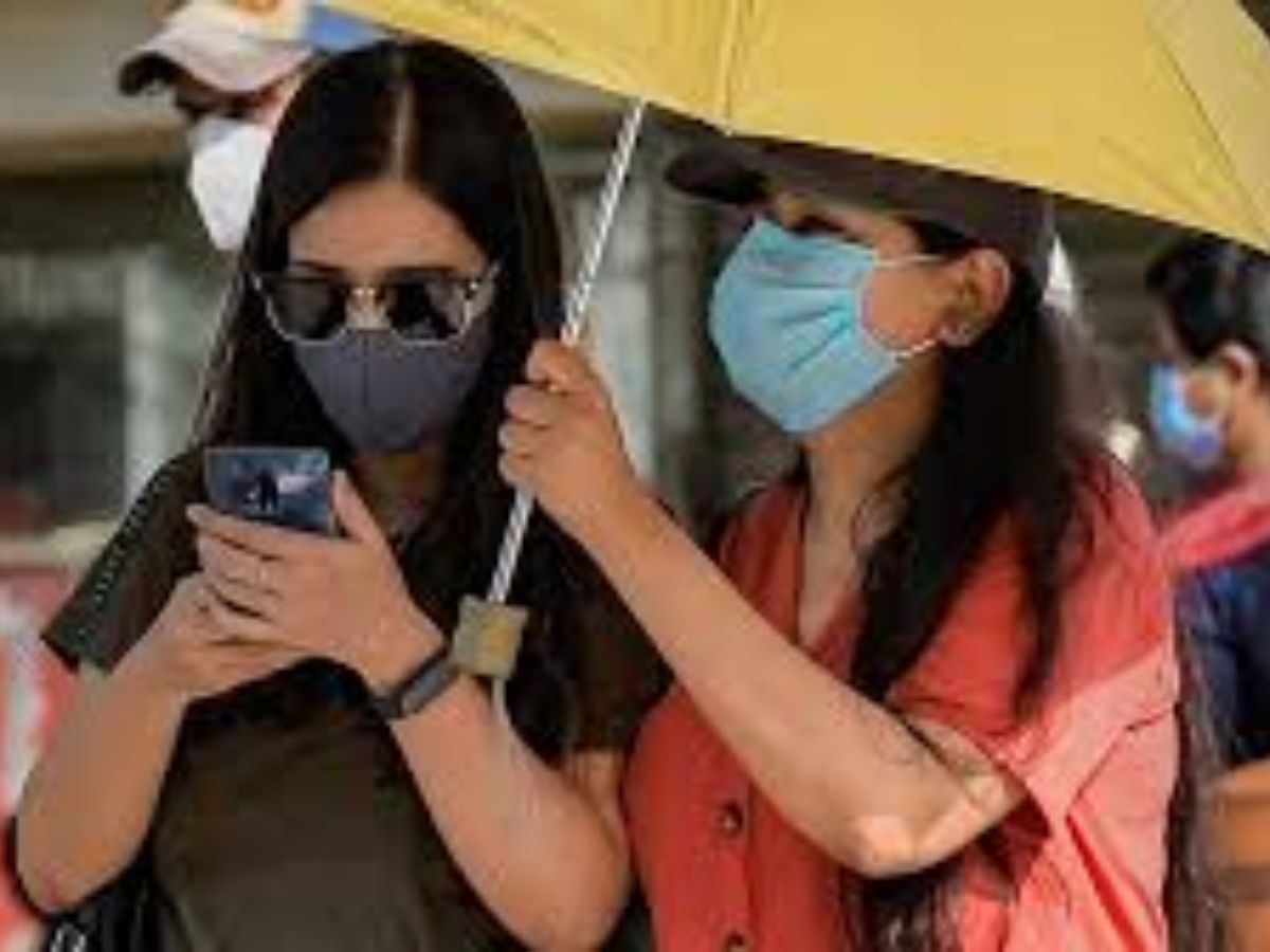 Weather Update | Delhi Endures Sultry Day With Patchy Showers, IMD Warns of Humid Weekend Ahead