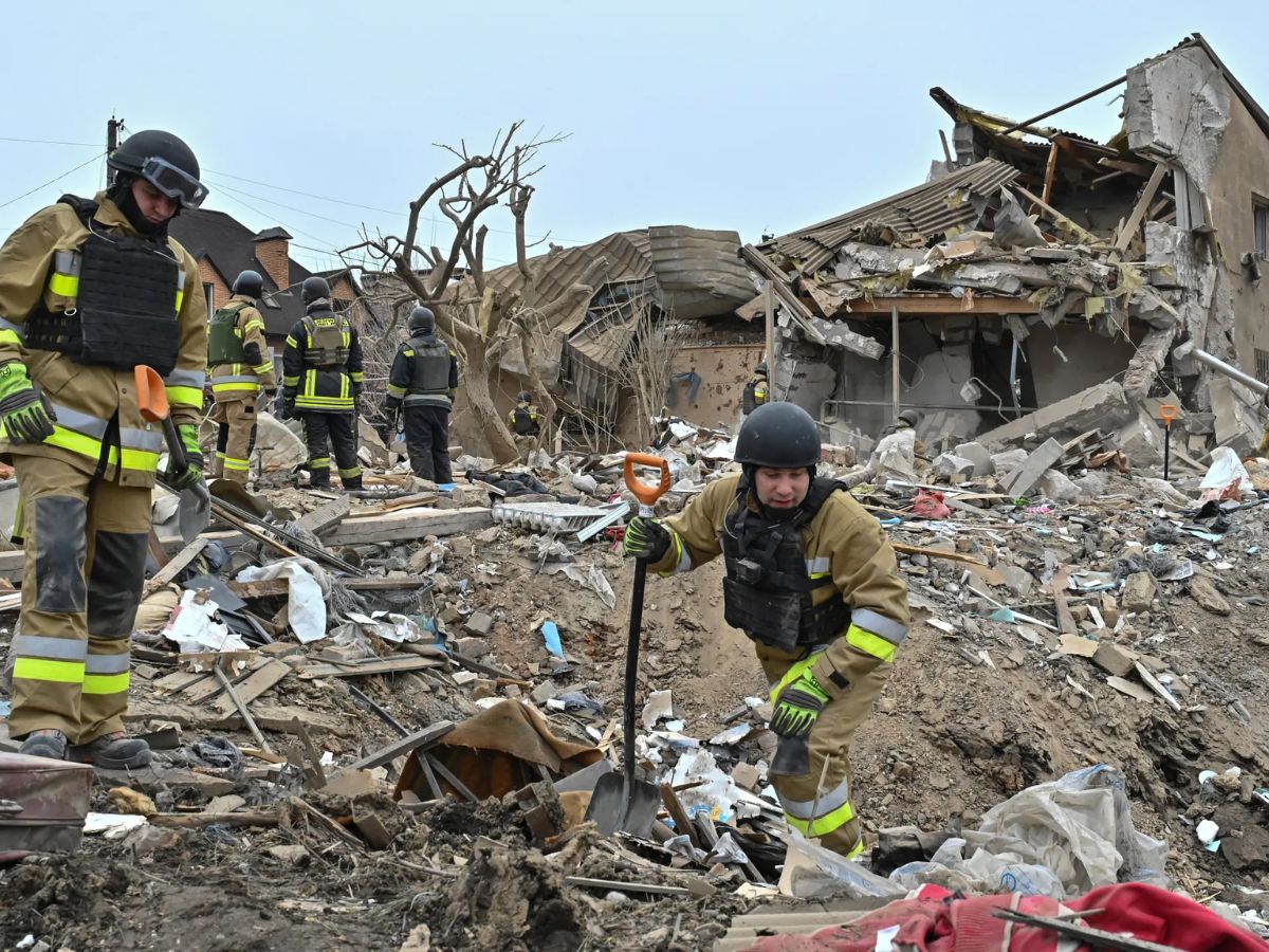 Ukraine Targets Russia’s Energy Heart — Volgograd Refinery Ablaze Ahead of Putin–Trump Ceasefire Talks