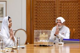 PM Modi immerses in prayer as Harshdeep Kaur performs soulful rendition of 'Ik Onkar'