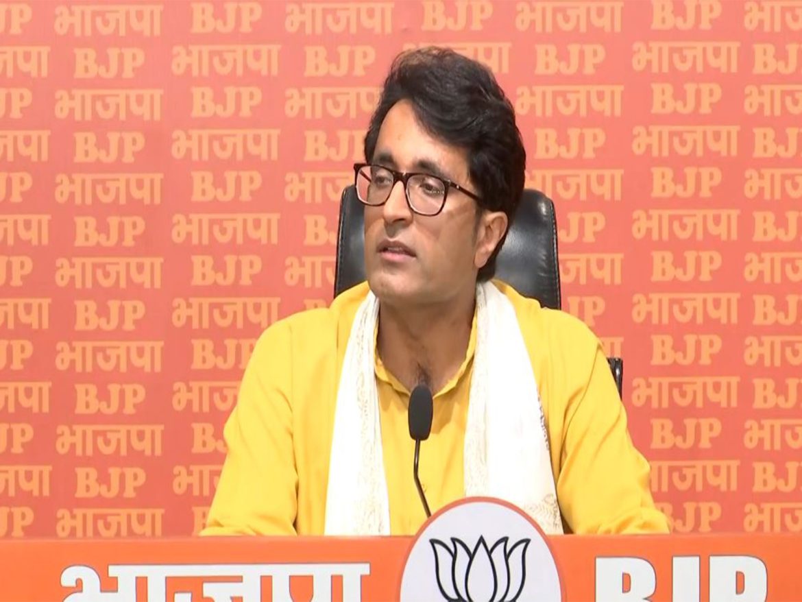 "Gandhi-Vadra family should apologise for Pitroda's remarks": BJP spokesperson Pradeep Bhandari