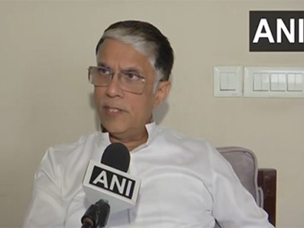 "Sar itna bhi mat jhukao ki dastaar gir pade": Pawan Khera's jibe at PM Modi following H1B visa fee hike