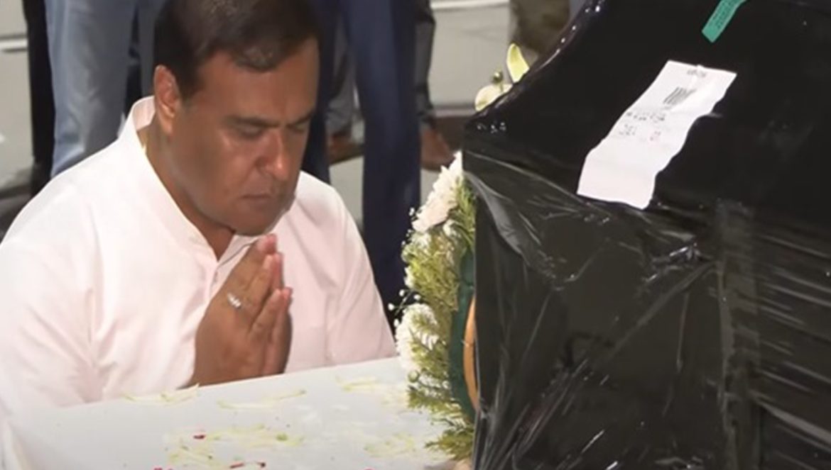 Assam CM Himanta Biswa Sarma pays floral tribute to Zubeen Garg