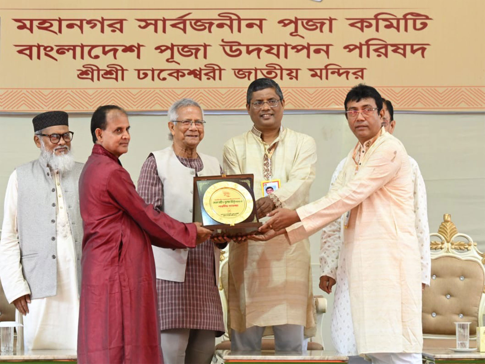 Bangladesh Chief Adviser visits Dhakeshwari National Temple ahead of Durga Puja