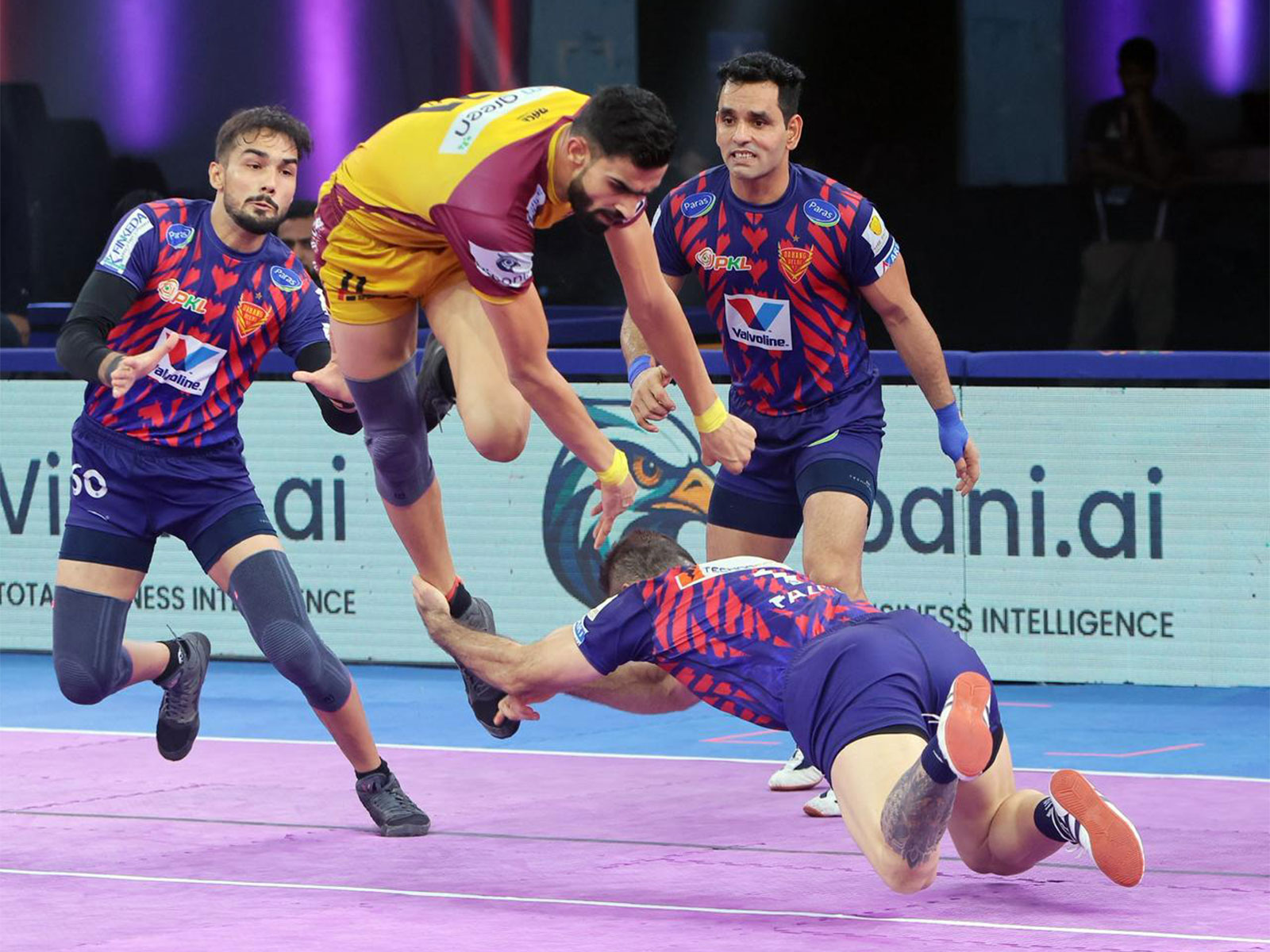 PKL 12: Dabang Delhi defenders shine in 33-29 victory over Telugu Titans