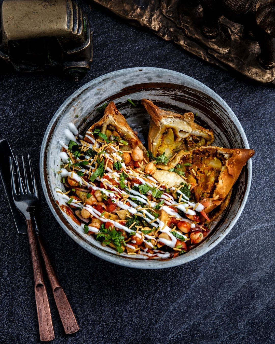 Street vendor serving fresh samosas with chutneys in India. - Photo Gallery