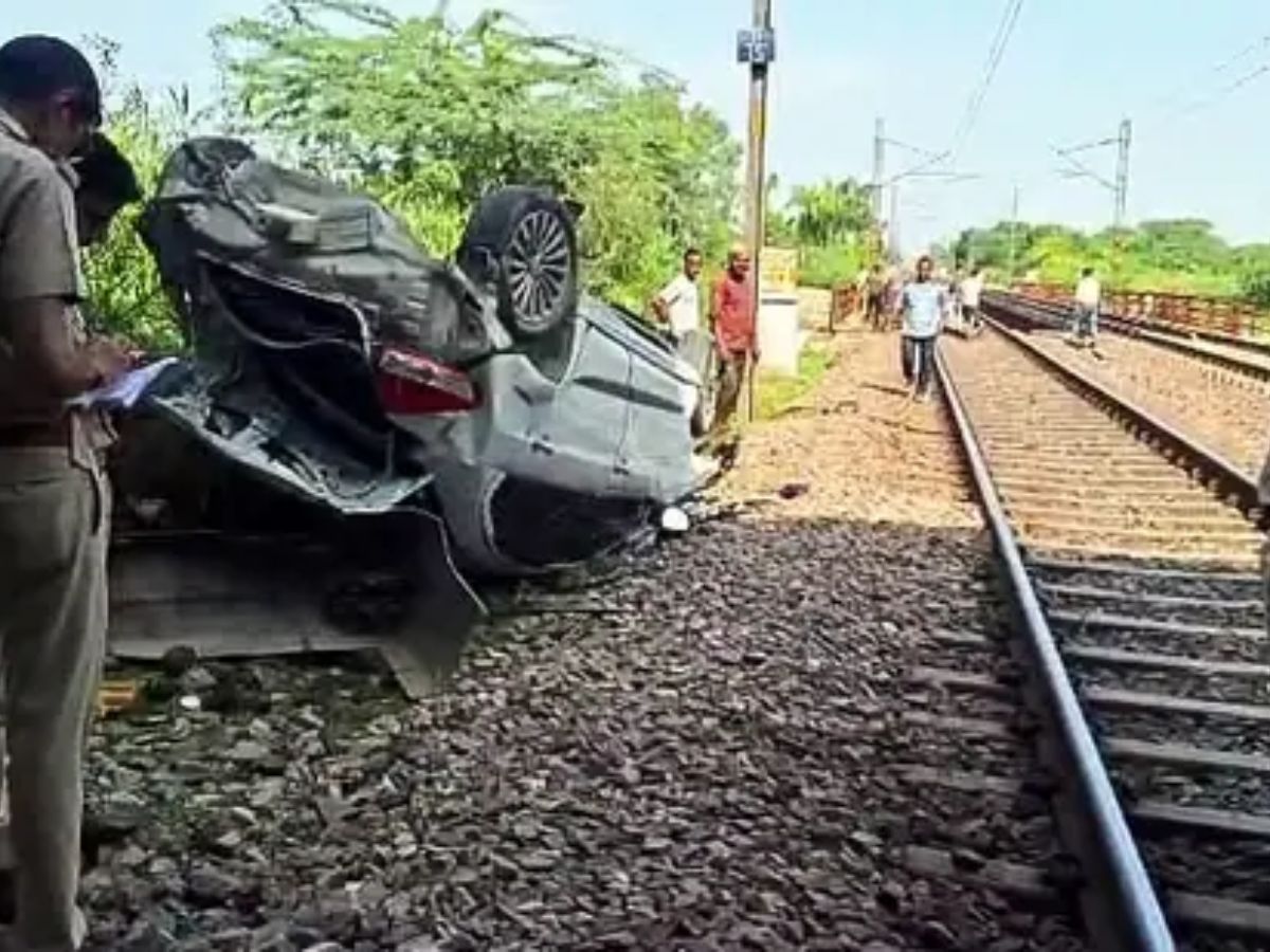 DELHI NEWS: Car Plunges from Mukarba Chowk Flyover on Railway Tracks  | VIRAL