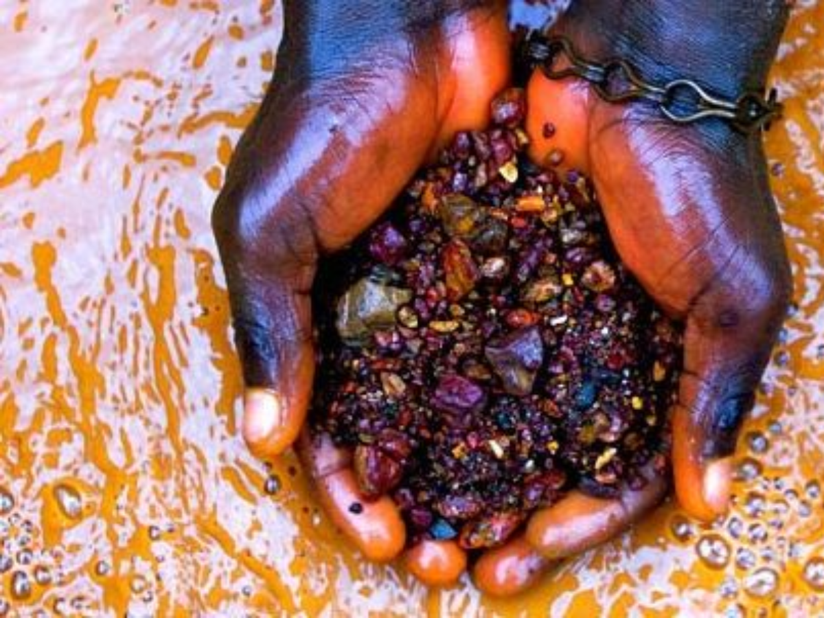 Artisanal miners in DRC contributing to diamond output. - Photo Gallery