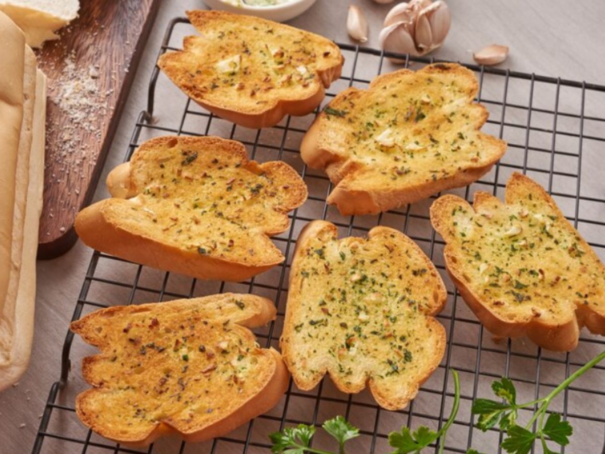 Reference image: Garlic Bread PC: Freepik