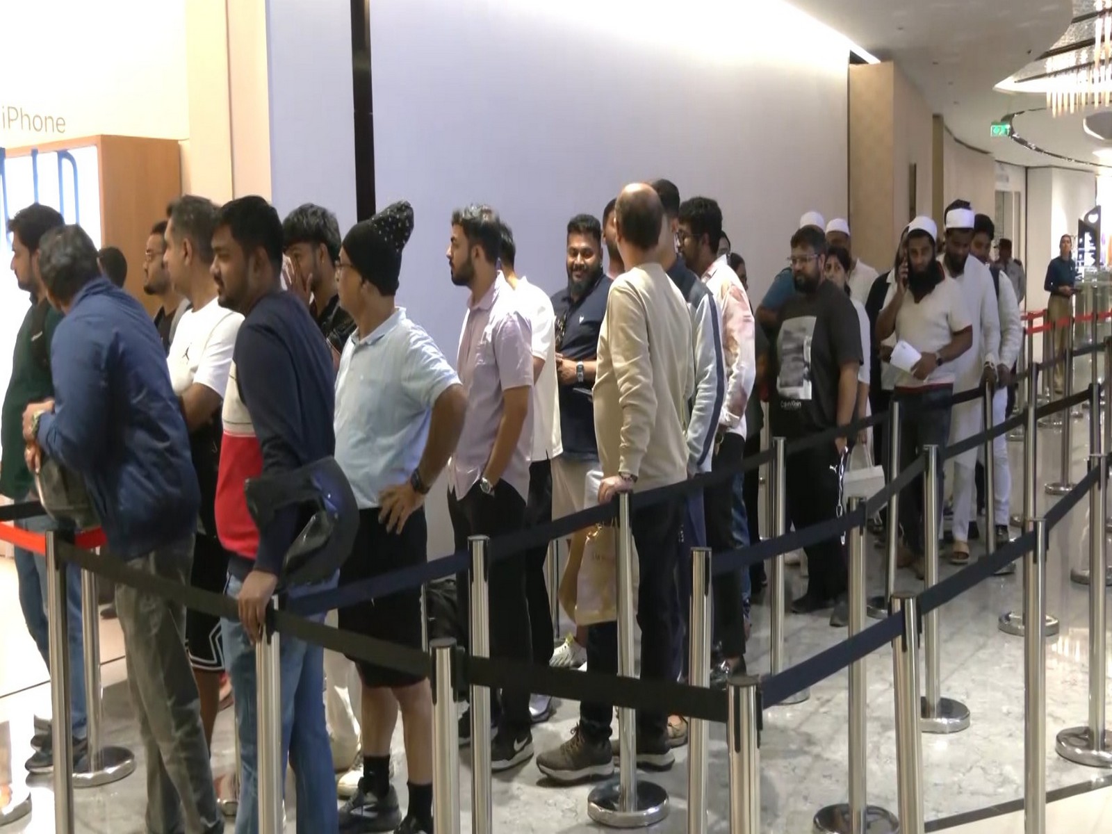 Long queues for iPhone sale outside Bengaluru stores (Photo: ANI)