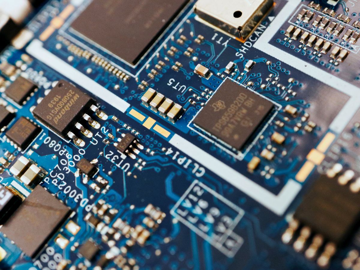 India Clears Rs 1.75 Lakh Crore Semiconductor Projects, Targets 7 nm Chips by 2030