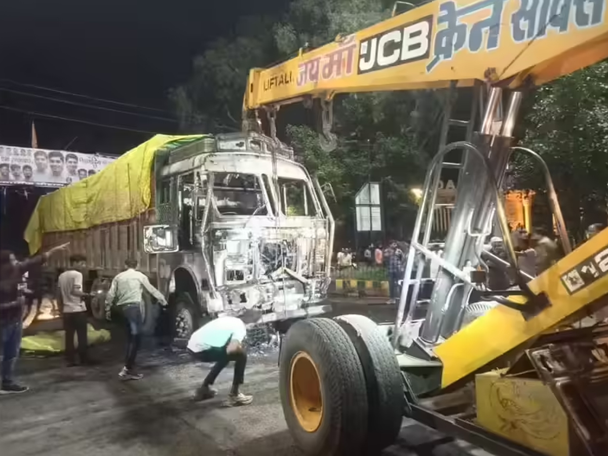 Indore Truck Accident: 2 Dead, 6 Injured After Speeding Vehicle Rams Crowd | Watch