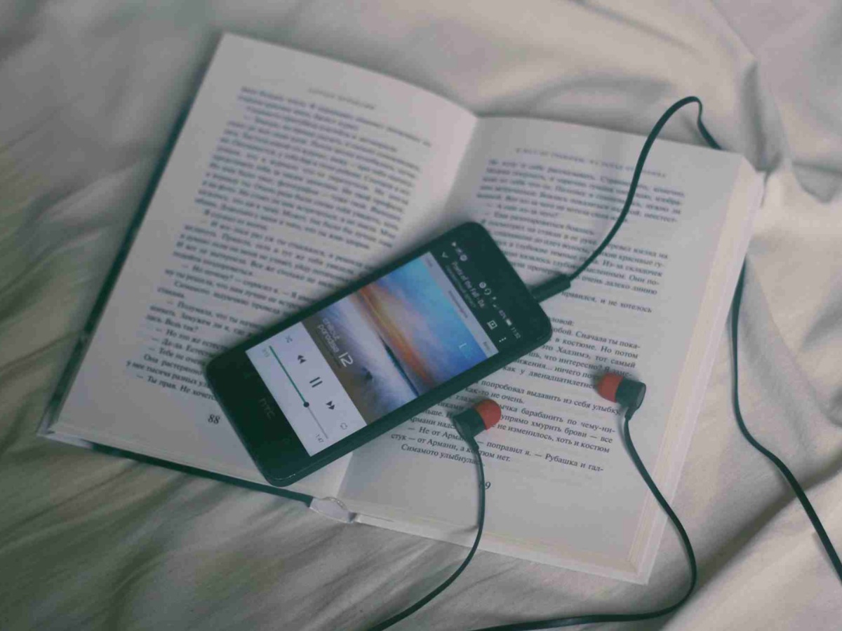 Why Gen Z’s Love for ‘Book Boyfriends’ Is Changing Dating in India?