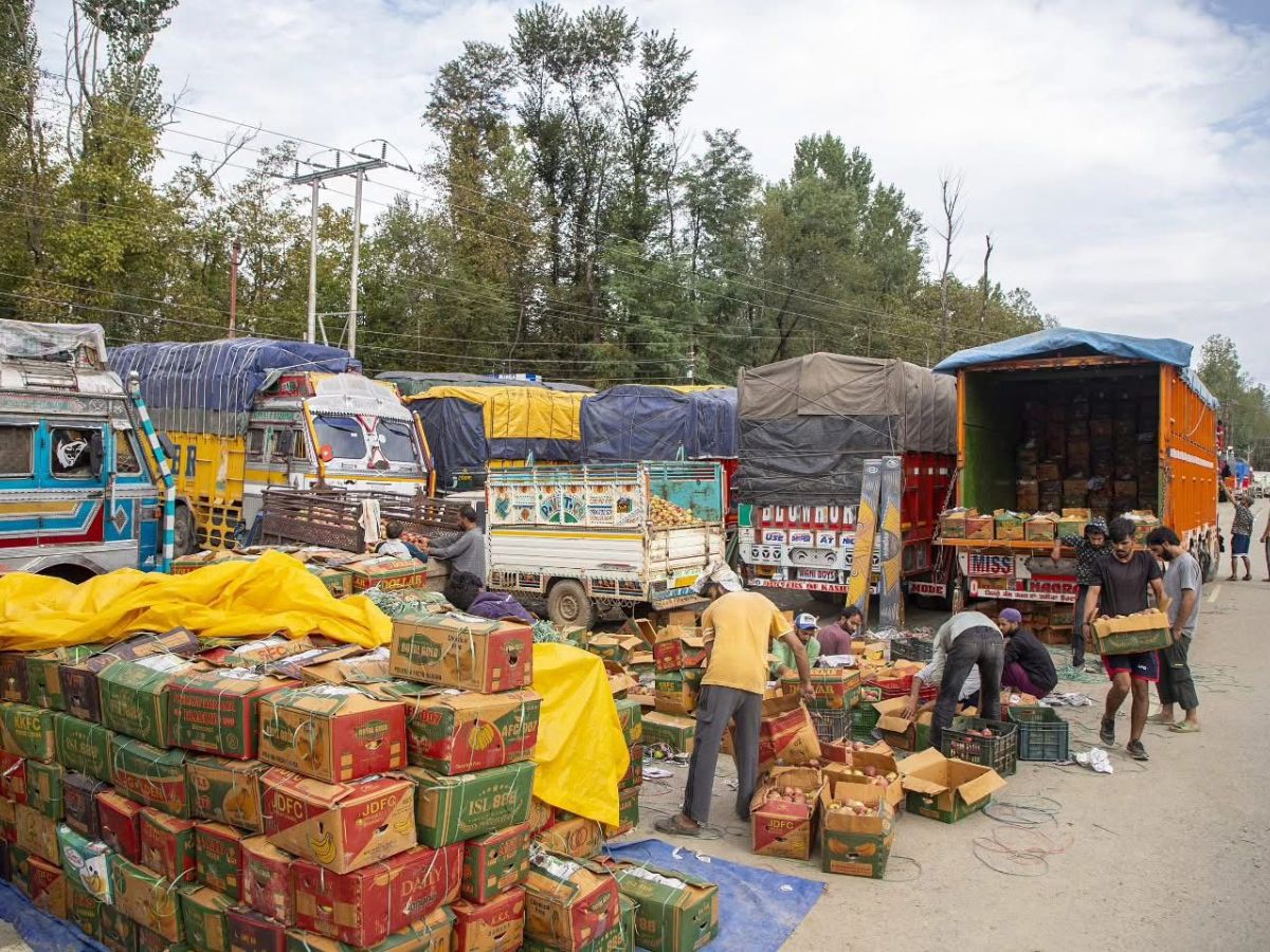 NH Closure: Over 2,000 Tonnes of Apples Dispatched via Rail as Freight Charges Soar