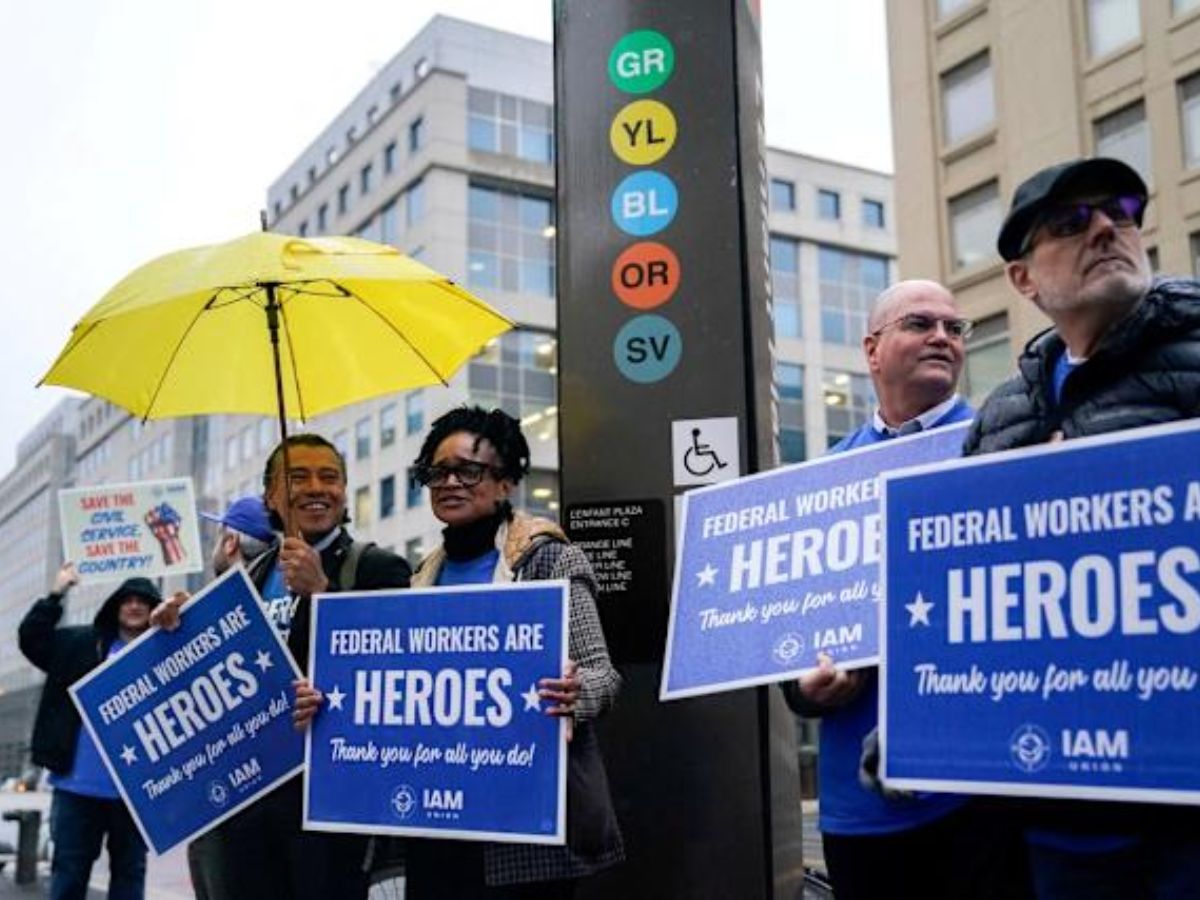 White House Memo Raises Stakes with Threat to Permanently Cut Federal Jobs | ‘Mafia-Style Blackmail’ or Political Strategy?