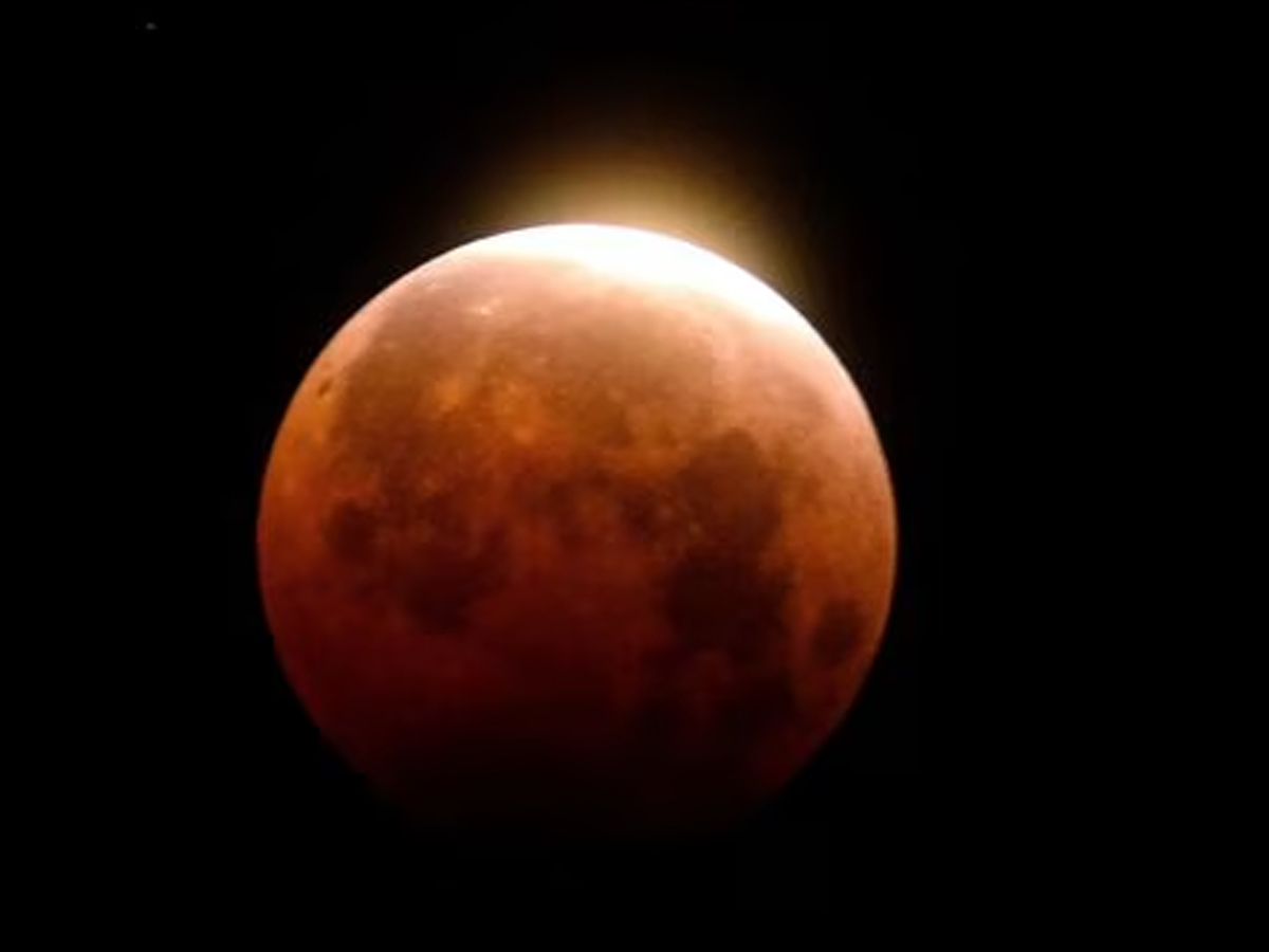 Blood Moon 2025: See How the Last Lunar Eclipse Looked in Stunning Pics - Gallery Image