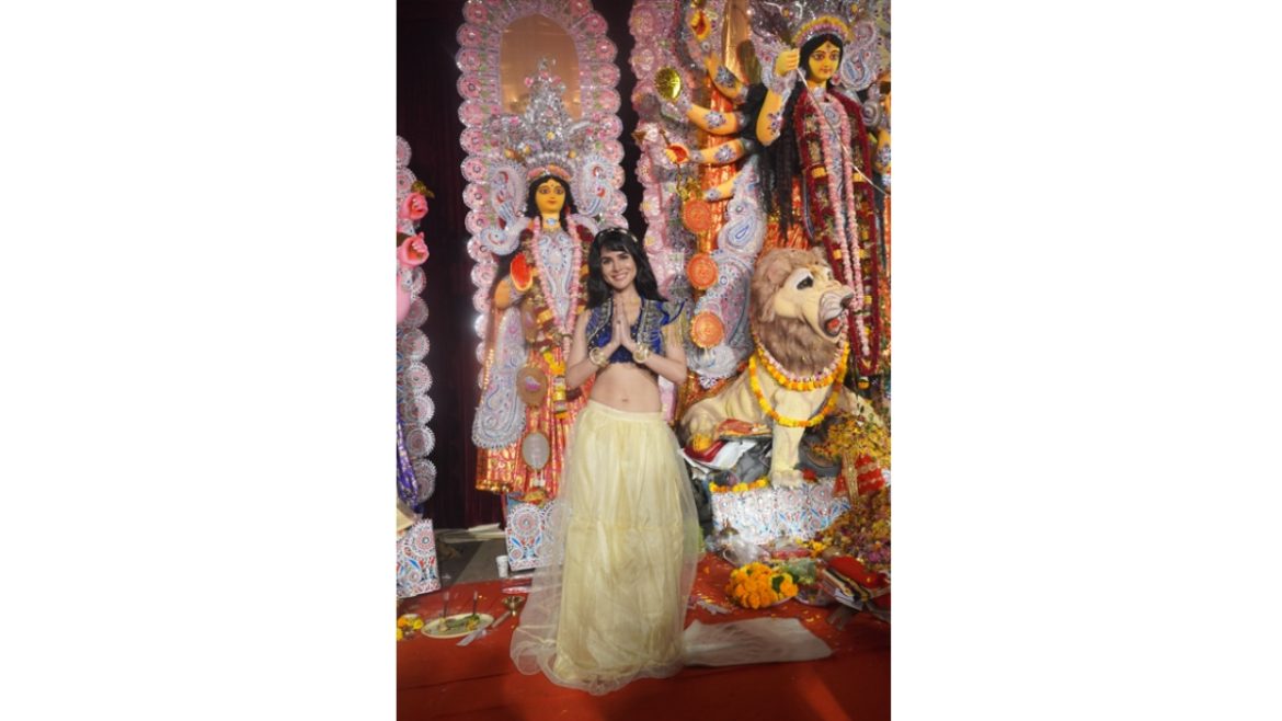 Jashn Agnihotri Spotted at Durga puja Pandal, Winning Hearts with her simplicity and faith