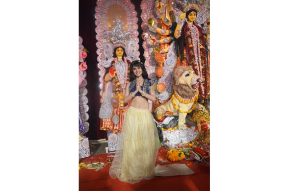 Jashn Agnihotri Spotted at Durga puja Pandal, Winning Hearts with her simplicity and faith