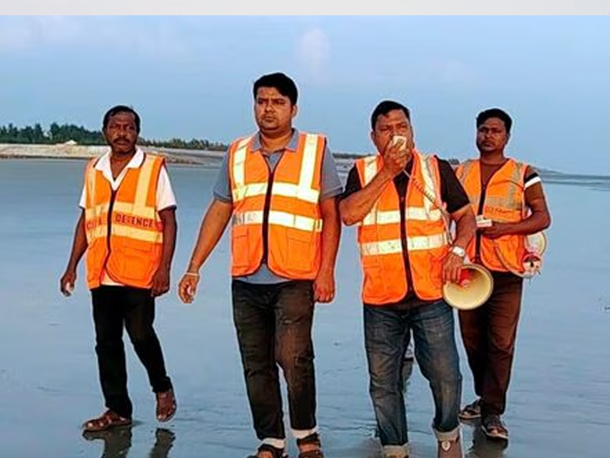 Cyclone Montha to Hit Andhra Pradesh Coast on October 28 | IMD Issues Red Alert for Odisha, Andhra | Watch