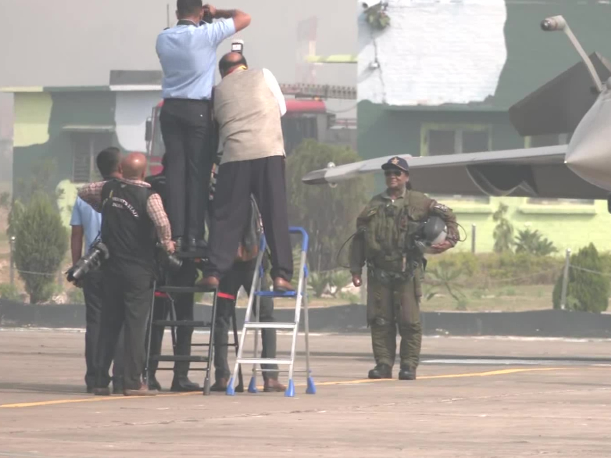 Droupadi Murmu Becomes First Indian President to Fly in Rafale Fighter Jet | Video