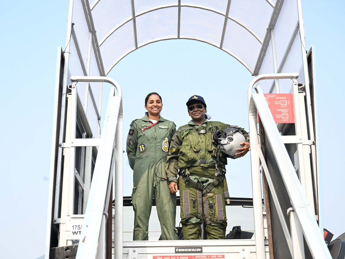 President Murmu Poses with Air Force Pilot Shivangi Singh, Pakistan Falsely Claimed Her ‘Prisoner of War’ During Op Sindoor
