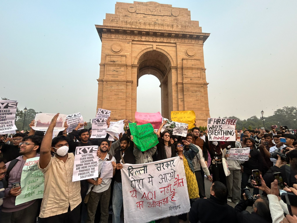 Delhi Air Pollution Protest Turns Violent as Police Hit With Pepper Spray at India Gate | Watch