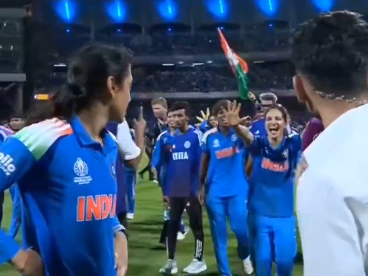 Smriti Mandhana’s Interview Interrupted as Teammates Drag Her Into Wild Celebrations | Watch