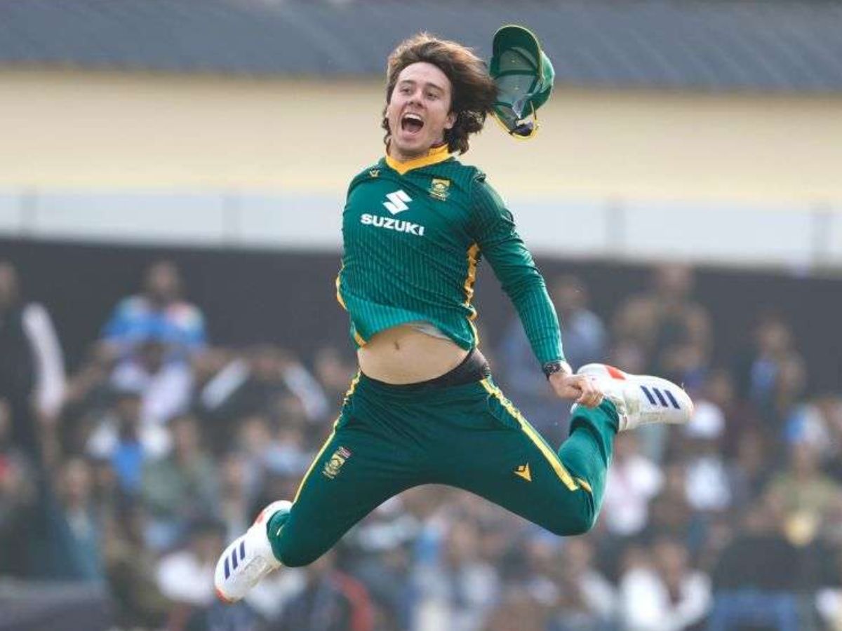 Brevis Pulls Off Lightning One-Handed Stunner to Send Gaikwad Back in First ODI | Watch