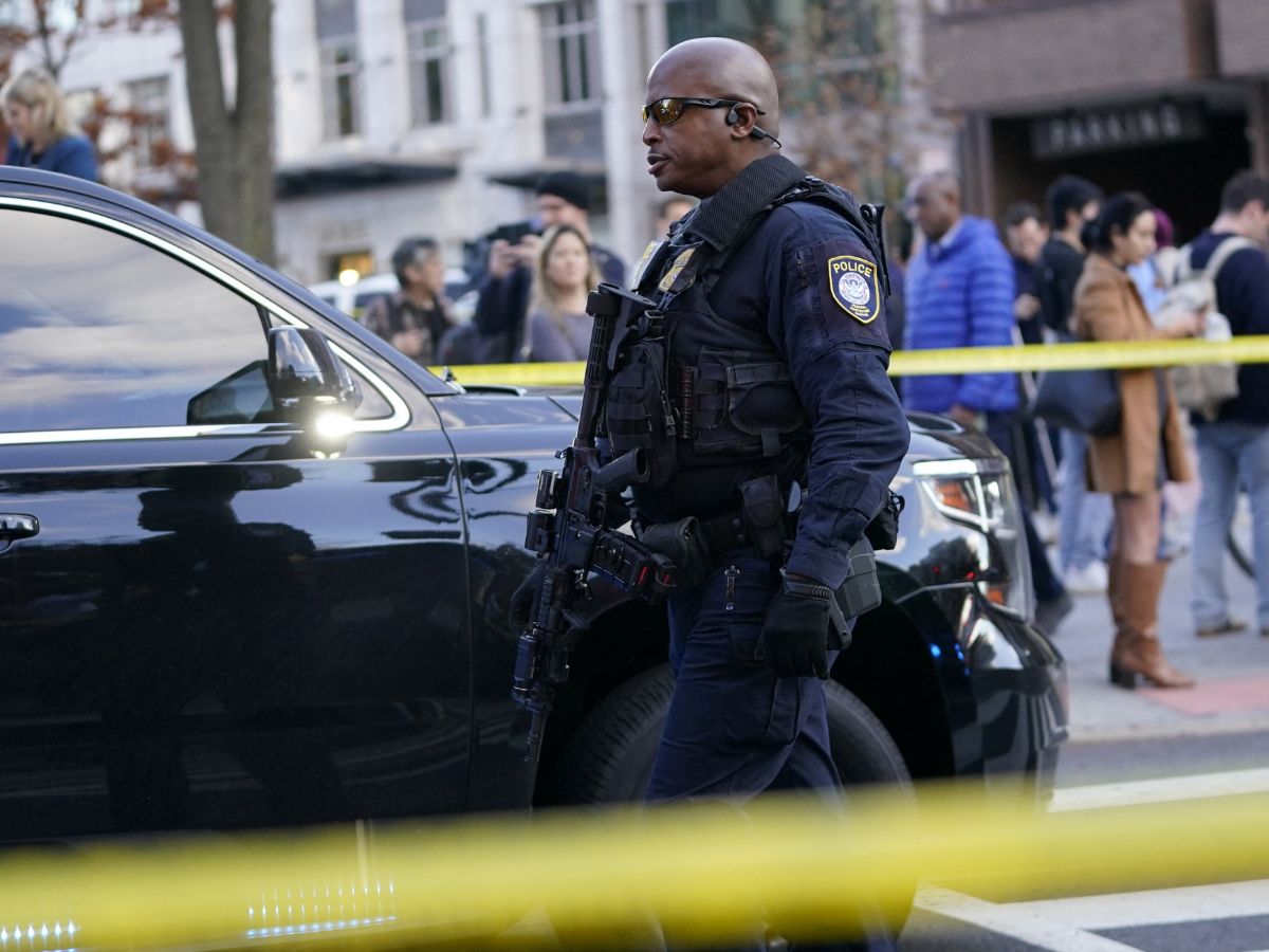 White House Area on Lockdown, Two National Guard Members Shot; Suspect in Custody