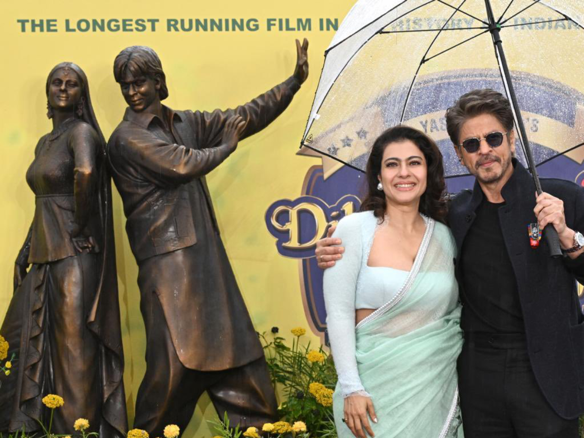 30 Years of DDLJ: Shah Rukh & Kajol Celebrate With Iconic Statue Tribute in London