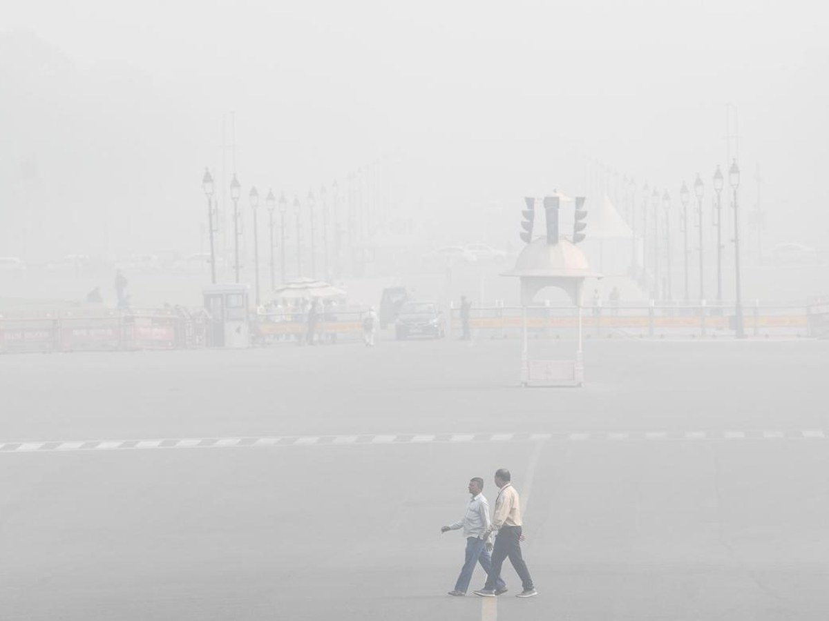 Delhi Under ‘Smog Bomb’ Attack as AQI Crosses 400 in Several Areas; Airport Issues Advisory