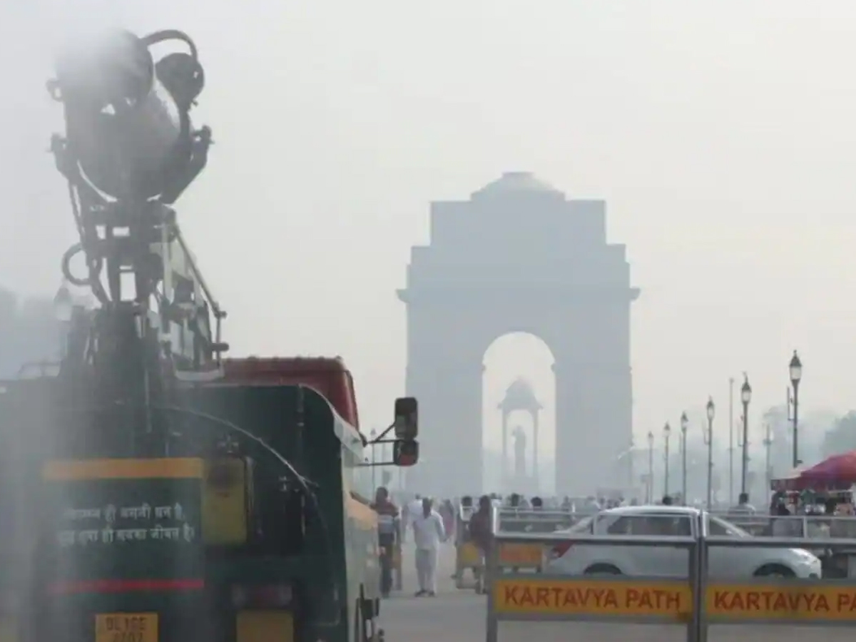 Toxic Air Chokes Delhi Again: AQI Stays Near ‘Severe’, Thick Fog Reduces Visibility & Triggers Major Flight Disruptions