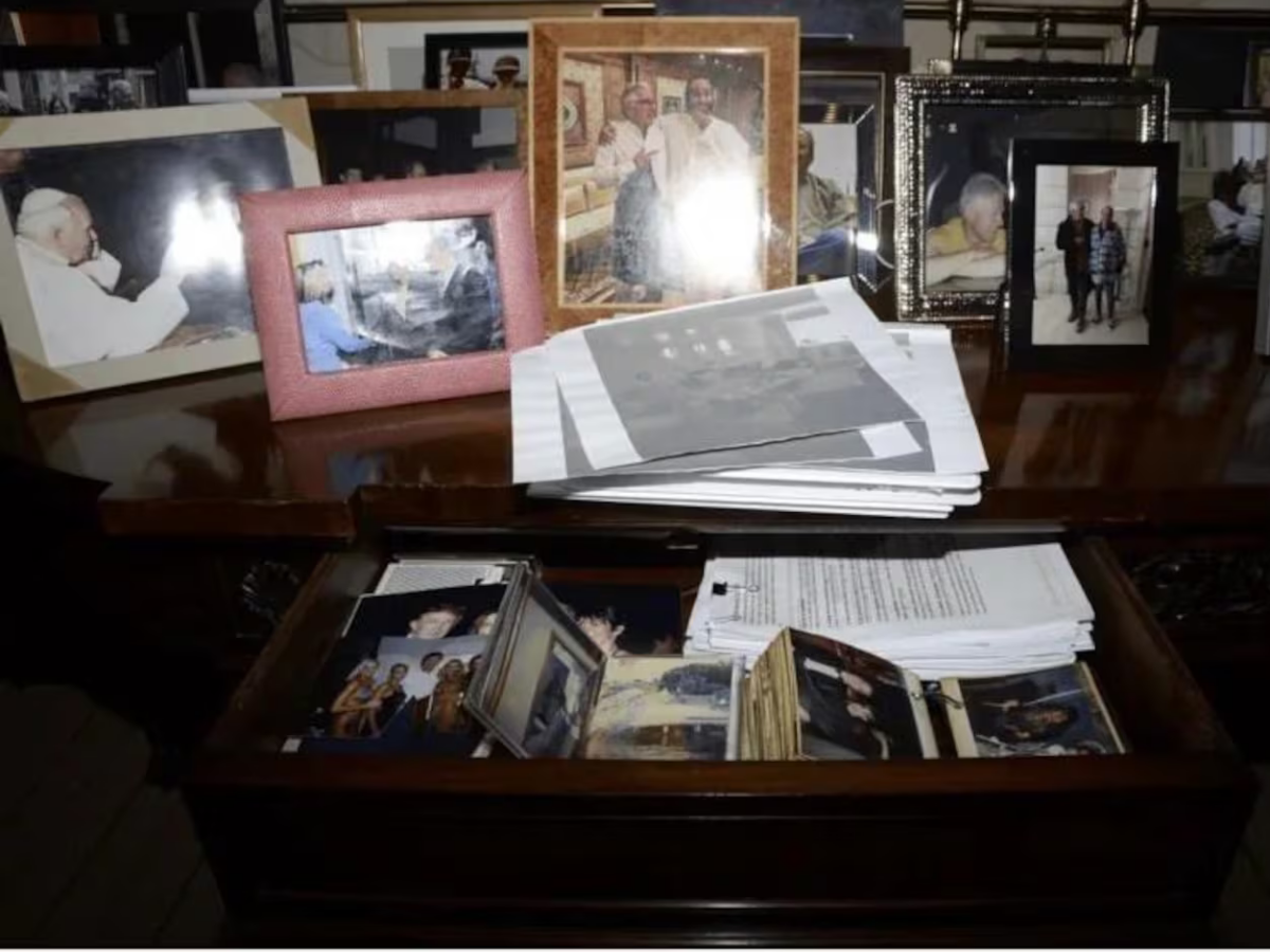 Epstein Files: Why Did the DOJ Remove a Trump Photo From the Documents?