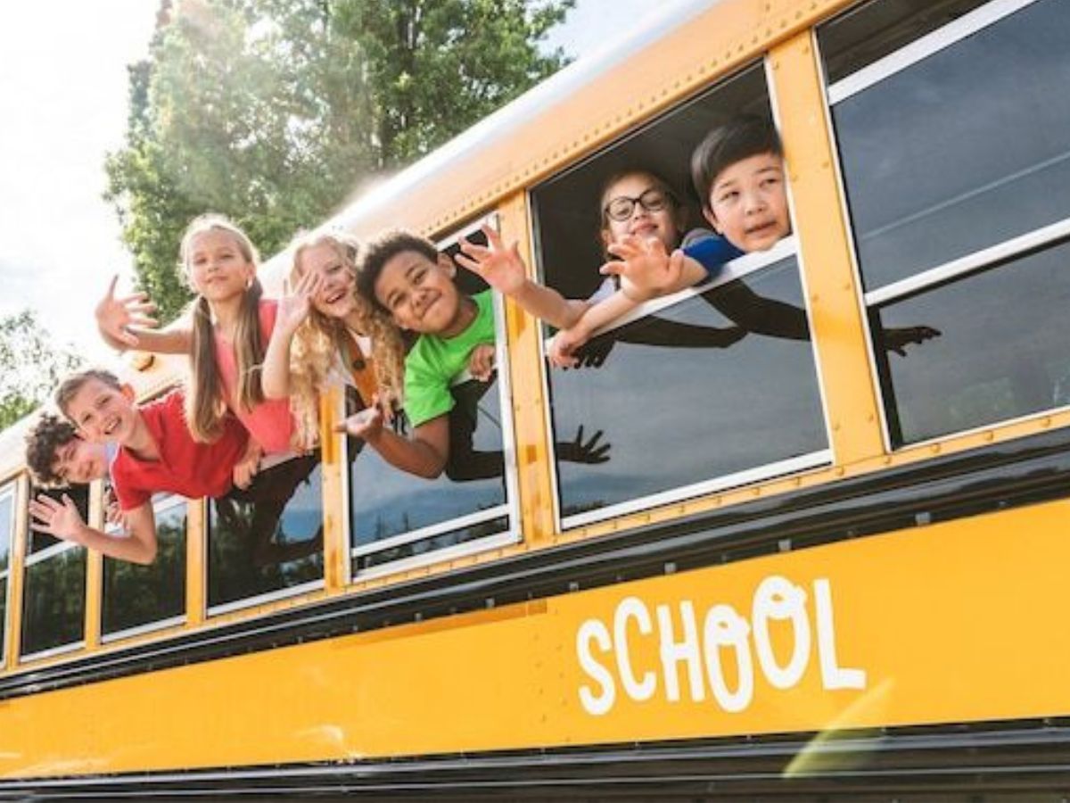 Karnataka School Bus Horror: Two Drunk Men Block Bus, Harass Girl Student in Broad Daylight | WATCH