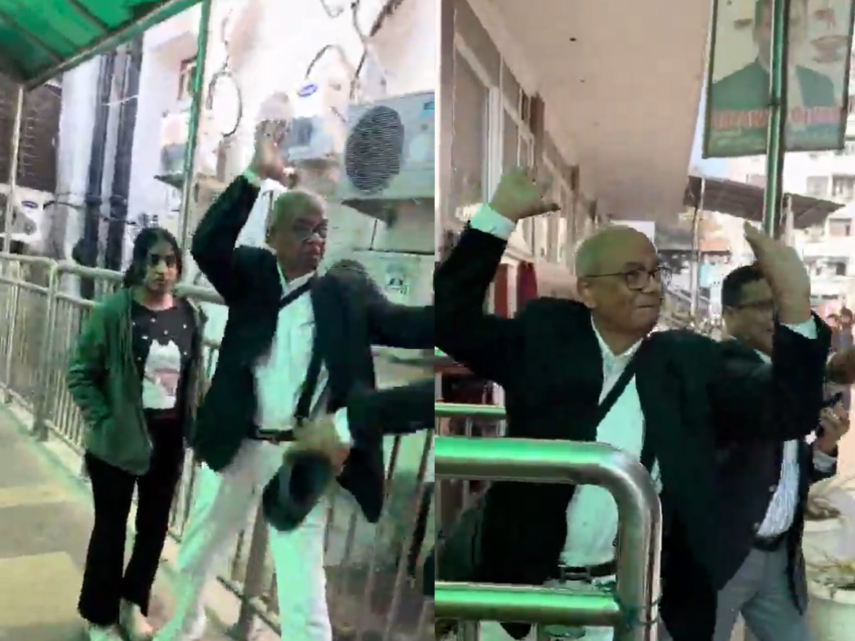 Rakesh Kishore, Lawyer Who Threw Shoe at Ex-CJI, Beaten With Slippers in Karkardooma Campus | Watch