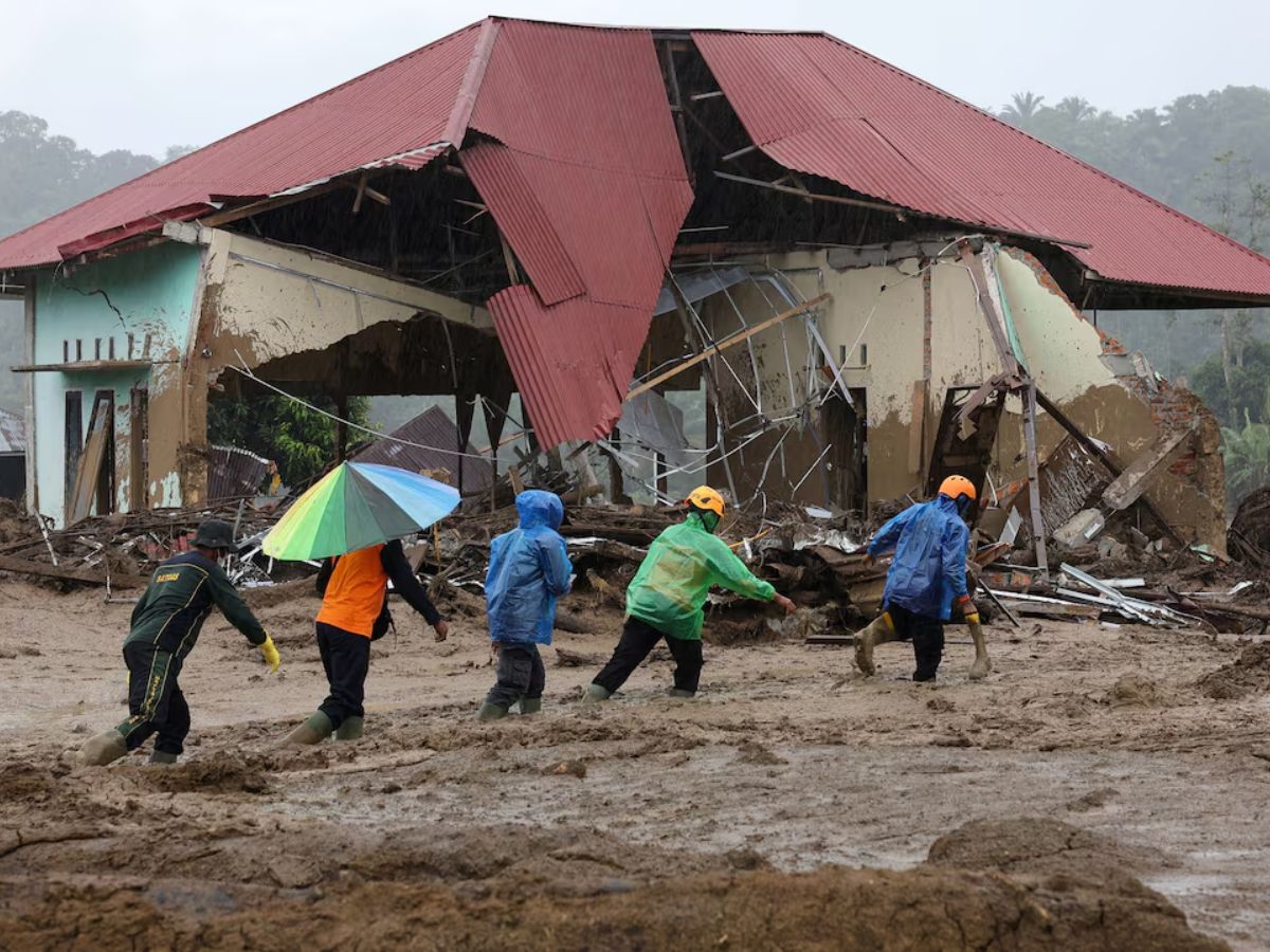 Indonesia Floods: Flood Death Toll Tops 900 in Indonesia as Survivors Trek for Aid, Blame Deforestation