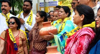 AAP stages ‘Matka Phor’ protest over Delhi water crisis